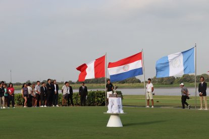 Las banderas de tres de los países que serán representados en las competencias.