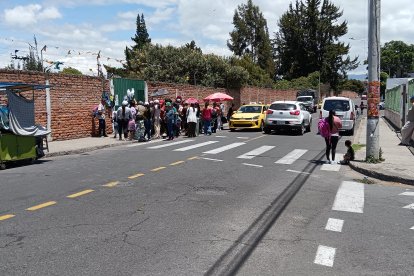 Fuera de la Unidad Educativa donde ocurrió la desgracia con el menor de edad, padres de familia colocaron un lazo blanco como signo de solidaridad.