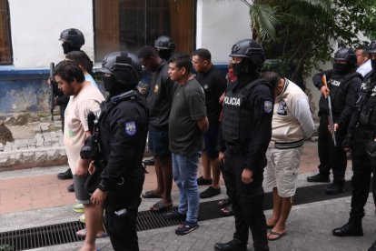 La Policía presentó a los sospechosos detenidos.