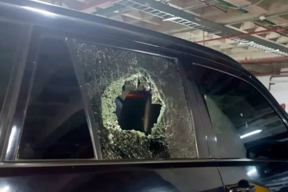 El presidente Noboa publicó una fotografía de los daños sufridos por un vehículo de su caravana durante las protestas.