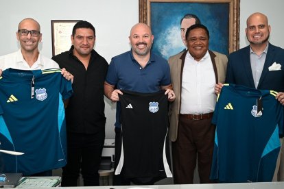 Jose Valverde y Jorge Guzmán con Miguel Ángel Loor, presidente de LigaPro.