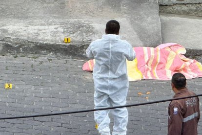 Personal de Criminalística recabó indicios del crimen.