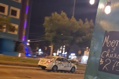 Varios usuarios captaron al vehículo garabateado recorrer la ciudad con aquel ‘adorno’.