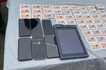 Las tarjetas de presentación y dispositivos móviles forman parte de las evidencias del caso