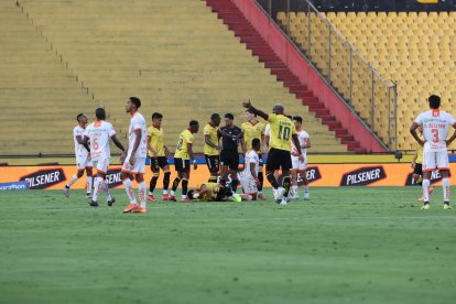 Joao Rojas en el suelo, hubo preocupación en Barcelona, al final no pasó nada.