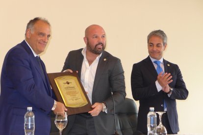 Tebas (i) y Loor en uno de los actos de reconocimiento de la firma de creación de LigaPro en 2018.