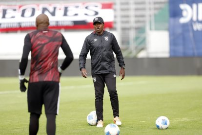 Ibarra cumple las funciones de preparador de arqueros en Leones FC, que jugará la Serie A en 2026.