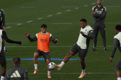 Kylian Mbappé (c-d) busca seguir en su racha goleadora.