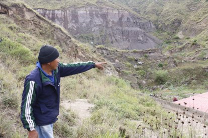 El vecino indica la erosión del cerro Catequilla.