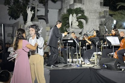 Varios actores se sumaron al acto. El joven manos de tijeras fue interpretado con un baile.