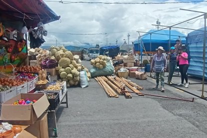 La Feria de Finados en Ambato tiene capacidad para más de 1.300 comerciantes que llegan de diferentes partes del país.