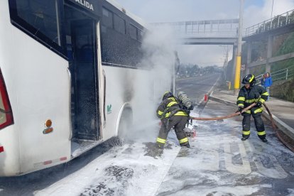 Los bomberos enfriaron los neumáticos, evitando una propagación a todo el bus.
