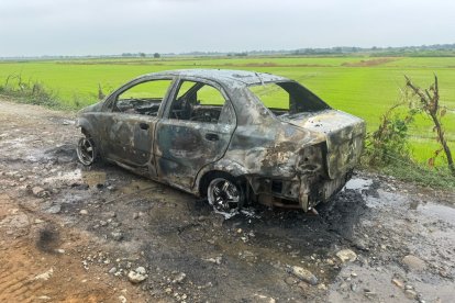 El carro quedó completamente destruido tras el atentado.