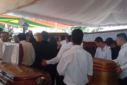 En la cancha de El Cerrito (Rocafuerte) se efectuó una misa campal de siete de las ocho víctimas de la masacre