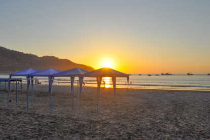 Feriado de noviembre de 2025 en Ecuador, una oportunidad para visitar playas, como la de Puerto López.