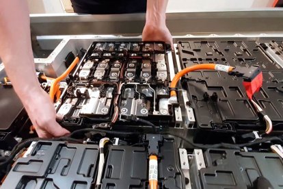 La batería de un carro a eléctrico suele estar en su piso.