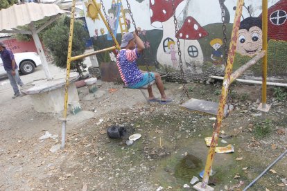 Un pequeño parque se encuentra en mal estado desde hace meses.