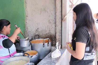 Como parte del comercio, también se ofrece encebollados y chicha.