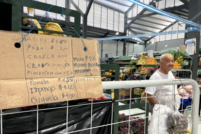 Los quioscos publican la lista de precios de los insumos necesarios para la colada morada.