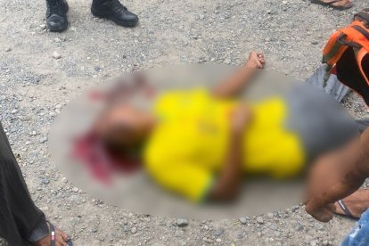 El cuerpo de la víctima quedó tendido sobre el asfalto, junto a una de las entradas al mercado de Esmeraldas.