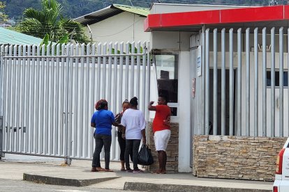 Familiares de las víctimas acudieron, la mañana de este martes 28 de octubre, al Centro Forense para retirar los cuerpos.