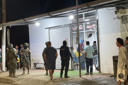 Sujetos con chalecos que decían Policía irrumpieron en el billar y atacaron a balazos a tres hombres que estaban conversando.