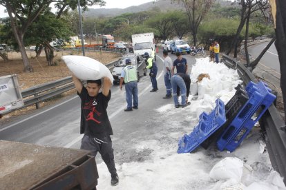 Los sacos de sal quedaron esparcidos sobre la carretera, lo que generó congestión vehicular, ya que mientras se retiraba la carga, la calzada permaneció cerrada.
