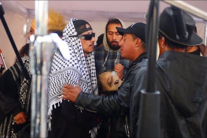 Momento en el que autoridades habrían ingresado a los camerinos para requisar las pertenencias de los artistas.