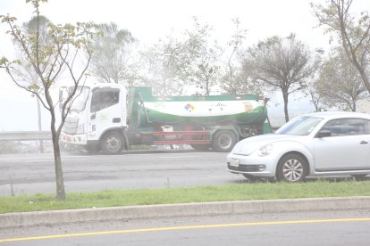 La avenida Simón Bolívar registra una elevada afluencia vehicular.