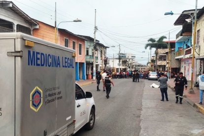 Los agentes policiales efectuaron las pericias en la escena del crimen en busca de pistas para encontrar a los asesinos