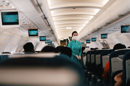 Menores de edad fueron atacados con tenedor en vuelo de EE. UU.