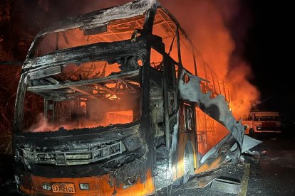 El incendio habría empezado en la zona de motores del bus, según reportaron pasajeros y testigos del trágico hecho.