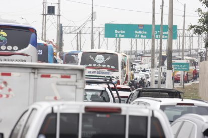 Agentes de tránsito y policías coordinan el retiro del camión cerca del puente de la Unidad Nacional para restablecer la circulación en ambos sentidos.