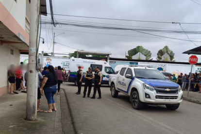 Debido a los hechos violentos, padres permanecen afuera de los colegios y escuelas para retirar a sus hijos.
