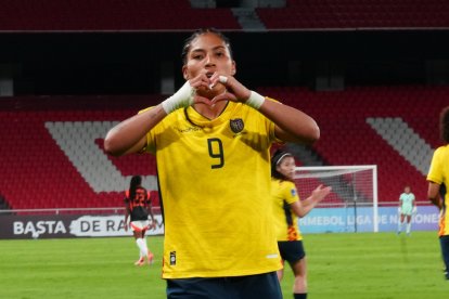 Nayely Bolaños, desde los 12 pasos, anotó el único gol de Ecuador en el partido.