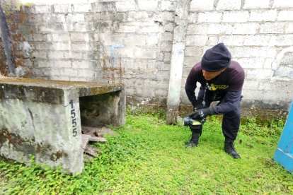 El celador revisa cada rincón entre las tumbas, atento a cualquier intruso o pillo.