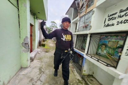 Desde hace seis meses, este guardia hace rondas en el camposanto.