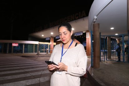 Verónica Gómez en los exteriores del Hospital Dr. Roberto Gilbert, donde operaron a su hija tras haberle negado atención en el pasado.
