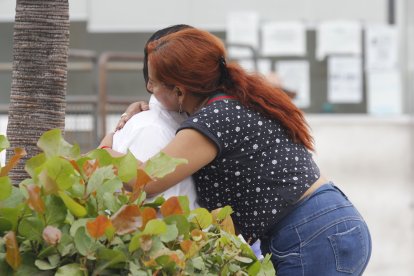 Familiares llegaron al Laboratorio de Criminalística para retirar el cadáver.