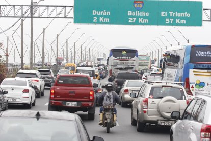 Así lucía el puente de la Unidad Nacional, que une los cantonesGuayaquil y Durán, tras el siniestrodel camión con el diésel robado.