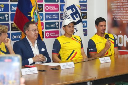Emilio Camacho, Jaime Robles, Sergio Castro Loedel, Diego Velasteguí y Emilio Gómez, el equipo ecuatoriano para la Junior Davis Cup en Chile.