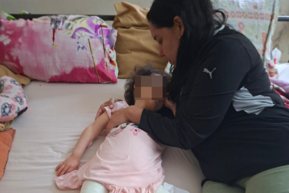 La pequeña Fátima y su madre luego de la anhelada cirugía.