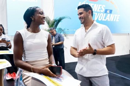 El viceministro de deporte estuvo presente en la ceremonia de entrega de las donaciones.