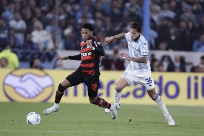 Bruno Zuculini (d) de Racing disputa el balón con Gonzalo Plata de Flamengo.