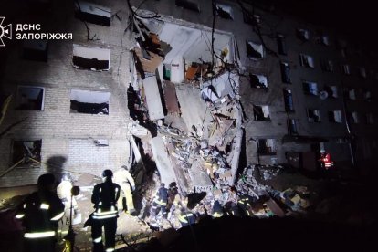 Equipos de rescate trabajan entre los escombros luego de los ataques aéreos rusos