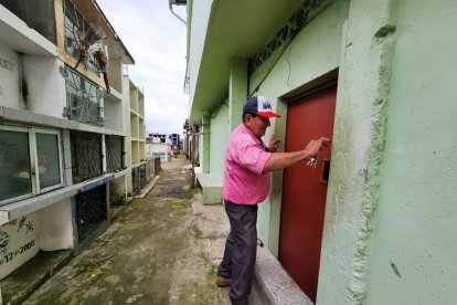 La puerta posterior de la casa de quien fuera panteonero está justo frente al camposanto.