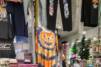 El vestido psicodélico de calabaza que parece ‘atender’ a los clientes.