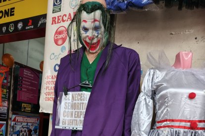 El guasón ‘cansado’ que exhibe un letrero de búsqueda personal.