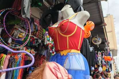 Este tipo de disfraz-lencería son requeridos por damas de compañía, según comerciantes.