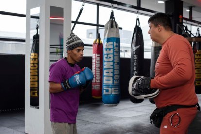 El Insoportable Villegas (i) está listo para ir por el título de las 105 libras de la Fencosur.